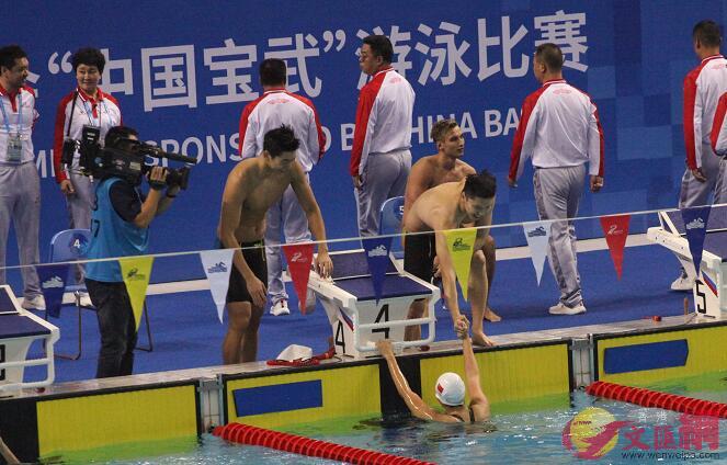 男女4100米混合泳接力決賽A楊浚瑄完成比賽後與隊友握手慶賀(記者俞鯤 攝) 