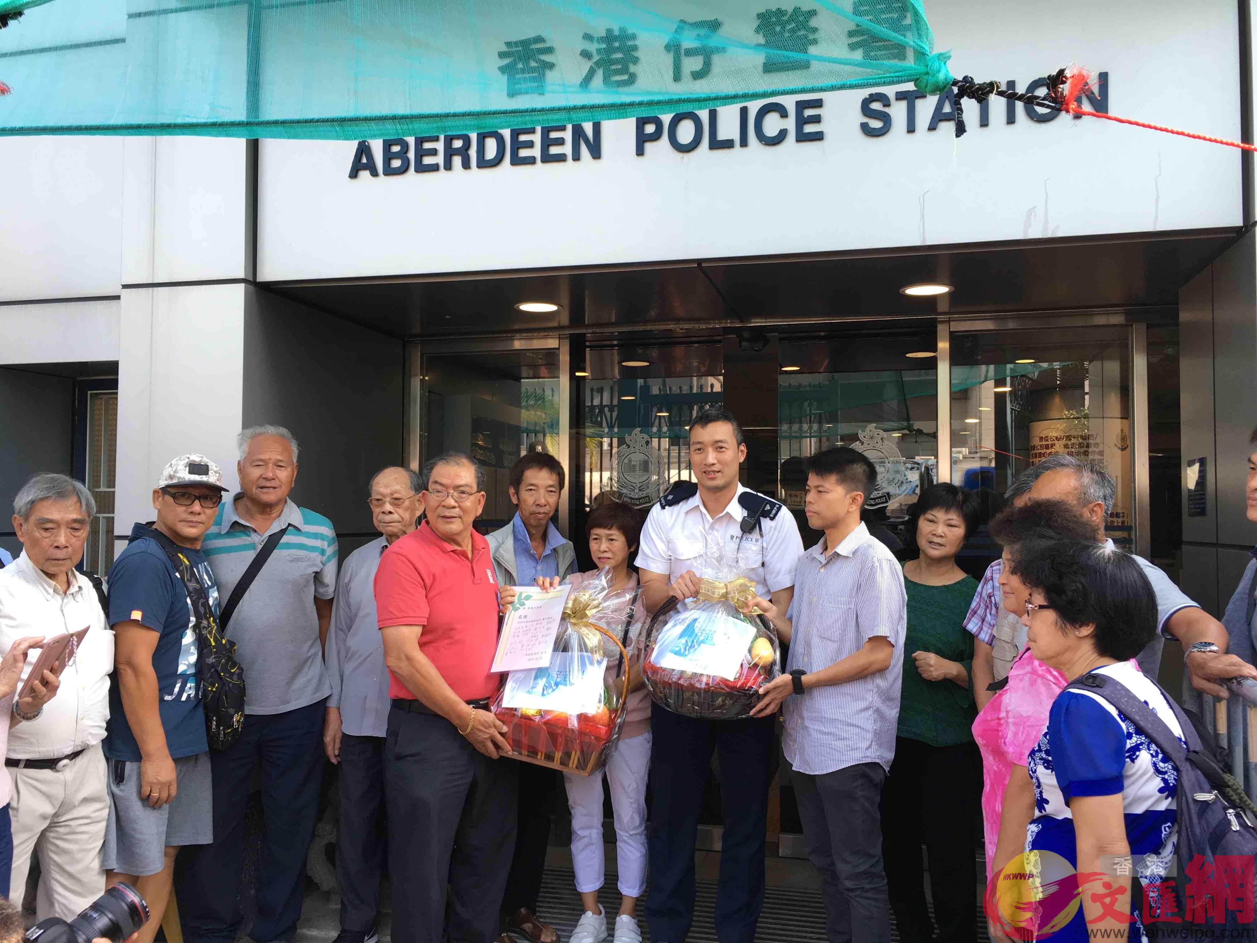 南區漁民自發到香港仔警署慰問警察C