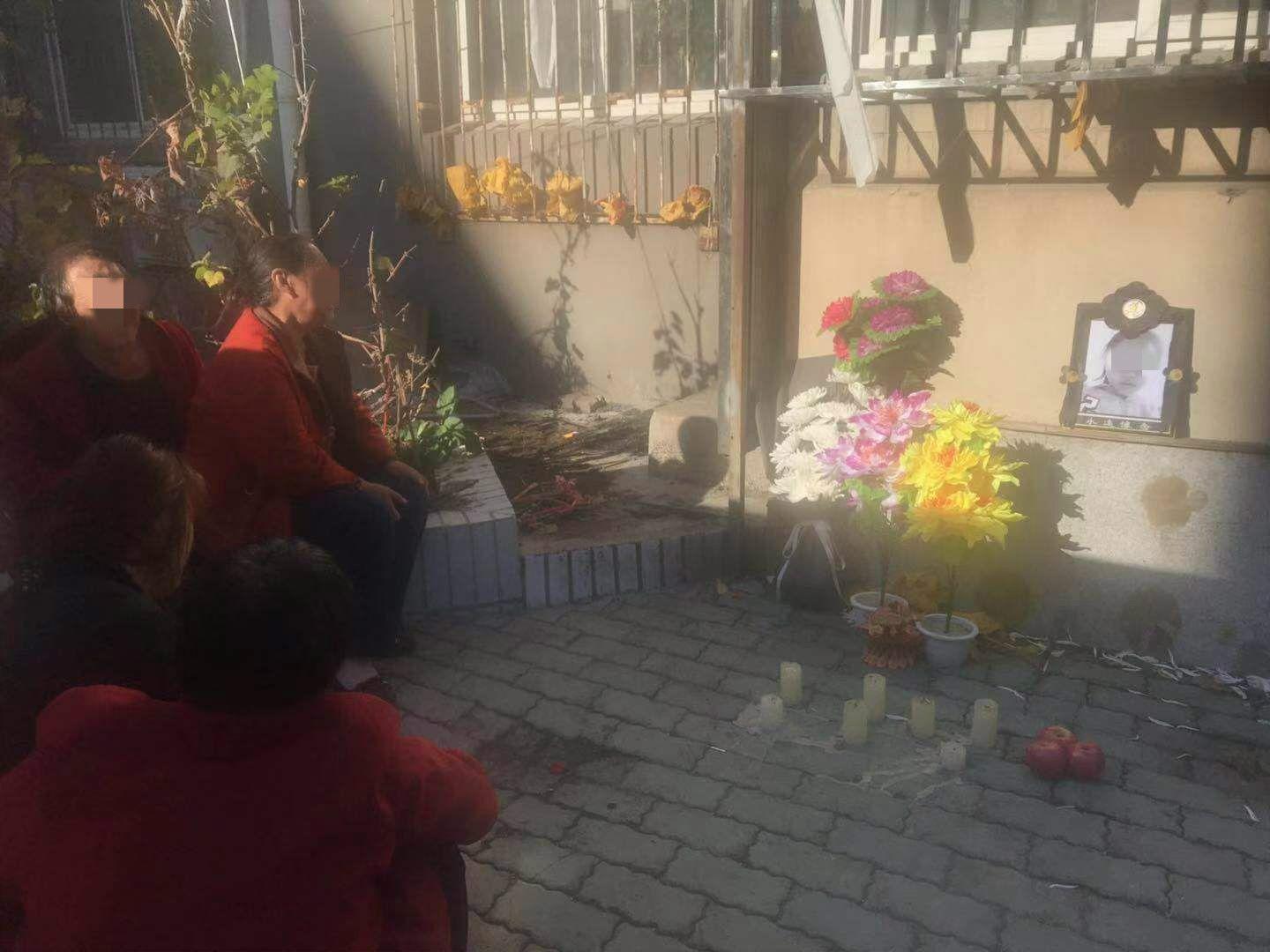 嫌疑人蔡某某的家門外A小琪的家屬擺上了蠟燭與鮮花C