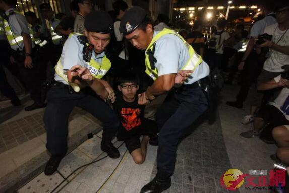 2014年09月27日A違法u佔中v期間A黃之鋒在政總公民廣場被捕(香港文匯報)