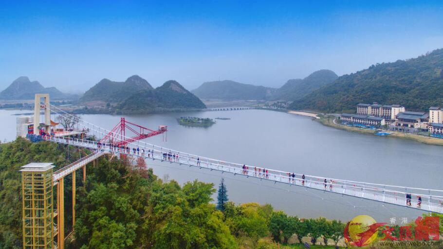 世界最長喀斯特地貌湖景玻璃橋(方俊明 攝)
