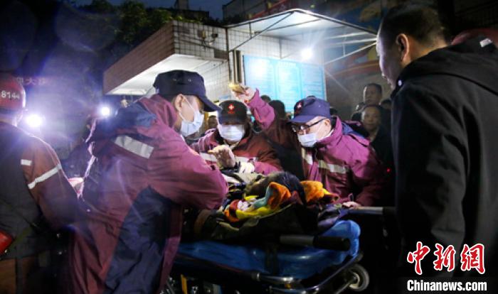 醫護人員正在詢問獲救出井的傷者羅蘭成。