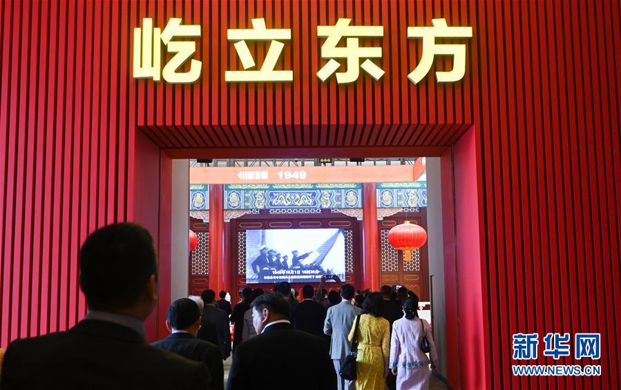 9月28日A海外僑胞在北京受邀參觀u偉大歷程 輝煌成就XX慶祝中華人民共和國成立70周年大型成就展vC圖源G新華社