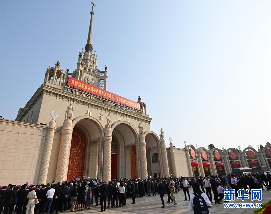 9月28日A海外僑胞在北京展覽館外準備進館參觀u偉大歷程 輝煌成就XX慶祝中華人民共和國成立70週年大型成就展vC圖源G新華社