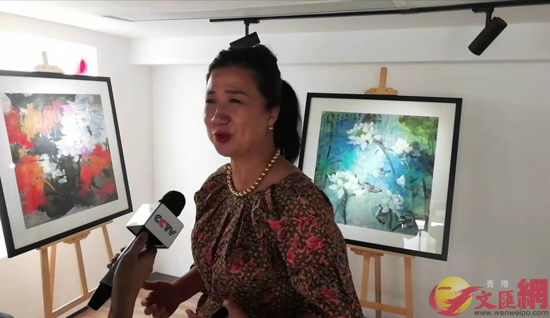 香港藝術家蔡布穀表示A中菲兩國藝術家到對方國家去寫生A增進了了解和友誼]記者 李昌鴻 攝^