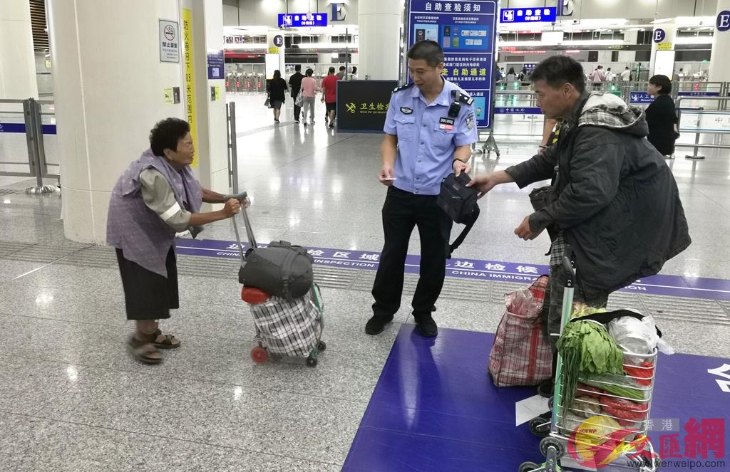 臨關閘前香港老人的兒子趕到與其團聚]記者何花 攝^