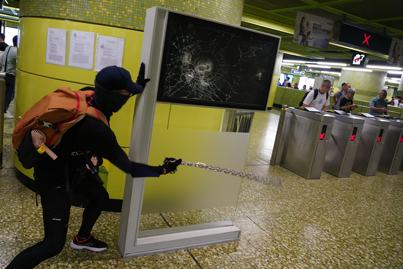 圖為9月8日黑衣人正在破壞港鐵灣仔站設施的資料照片。 香港中通社圖片