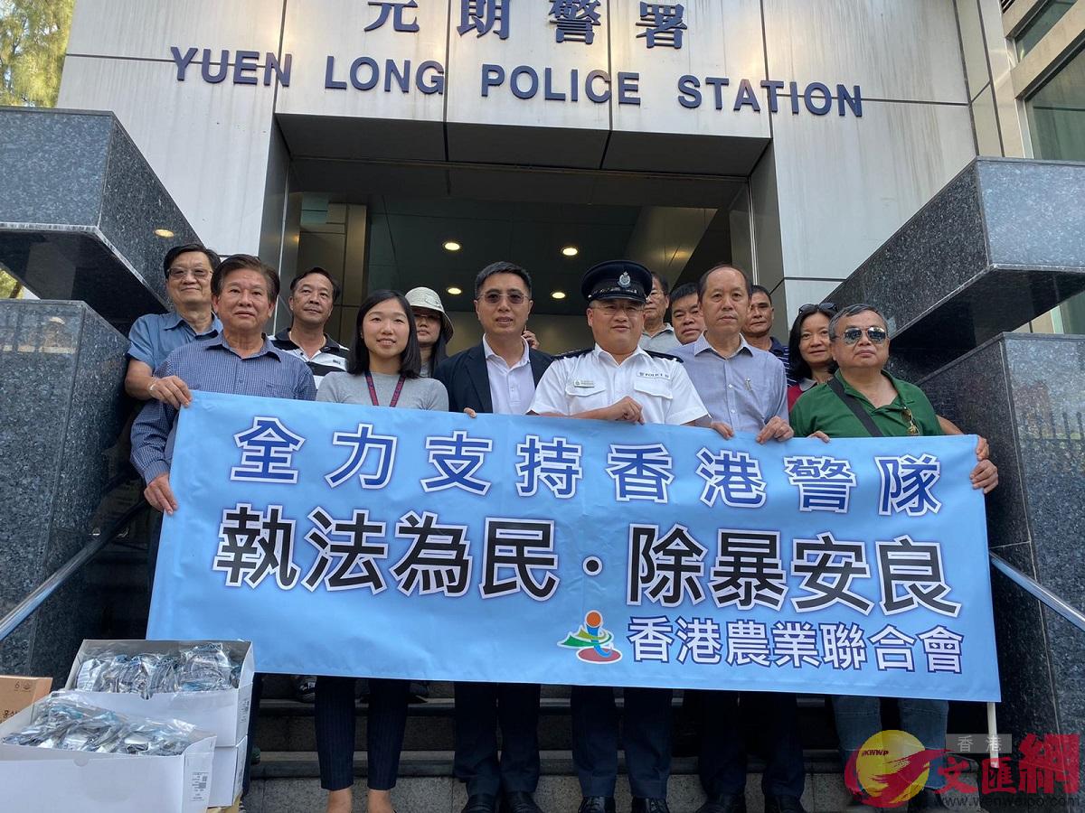香港農業聯合會10多名代表今日到元朗警署進行慰問（大公文匯全媒體記者攝）