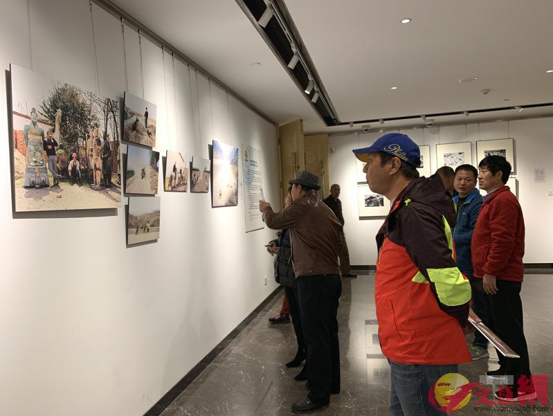 陝西青年攝影師趙釗等人作品聯展吸引眾多觀眾。（記者張仕珍 攝）