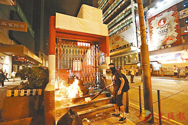 黑衣魔前晚在旺角地鐵站出口縱火。香港文匯報記者 攝