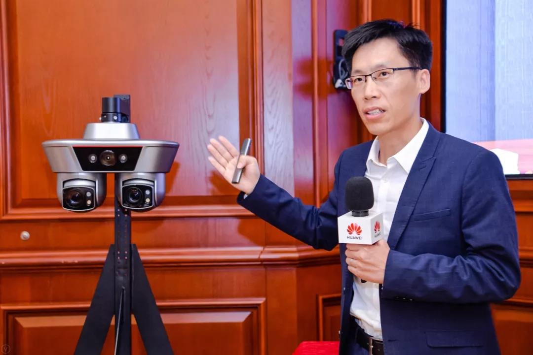 華為的業界首個多鏡多芯的複眼攝像機，搭載3個AI芯片，用最少的鏡頭可看清最多的東西。