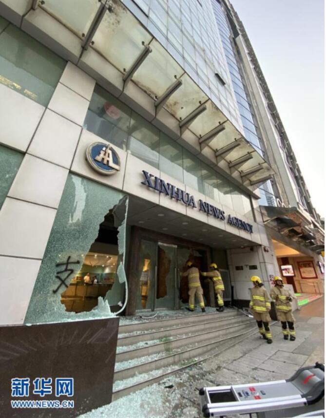 11月2日，消防隊員趕到新華社亞太總分社辦公大樓查看火情。11月2日下午，位於香港的新華社亞太總分社辦公大樓遭暴徒打砸破壞。新華社