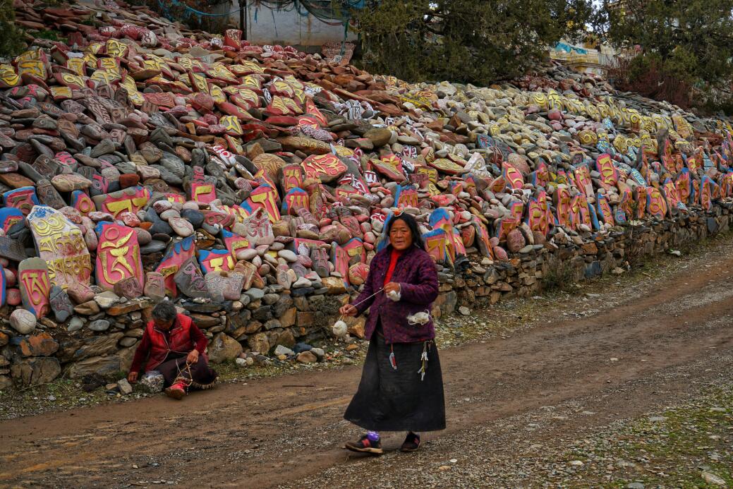 川藏北線317國道上的卡瑪多塔林A曾有108座佛塔A佛塔旁堆積著瑪尼石C