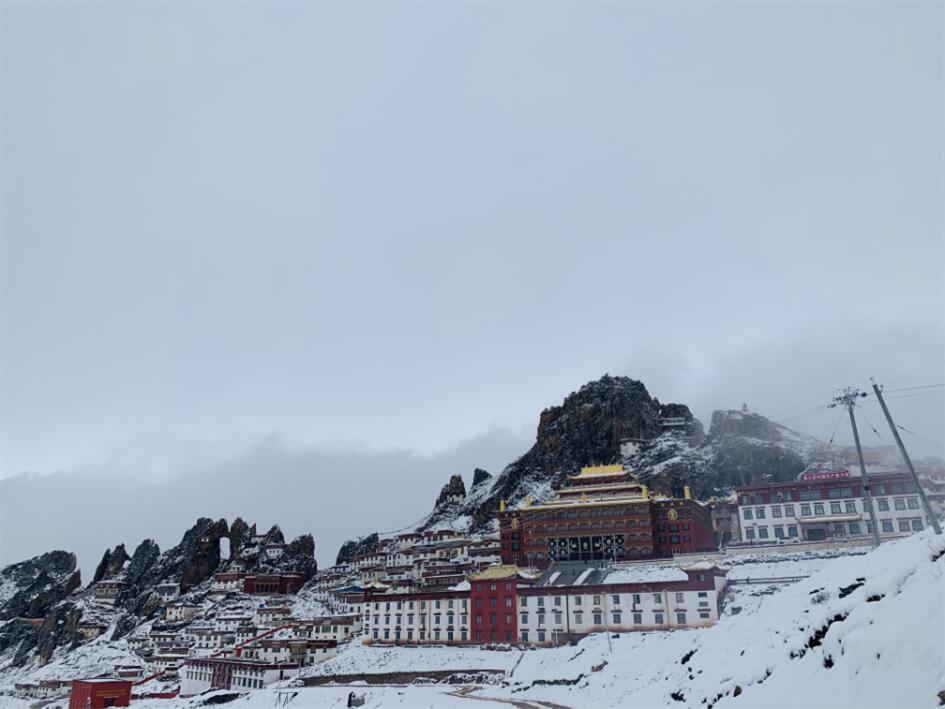 孜珠寺位於西藏東部昌都地區丁青縣孜珠山上A海拔4800米左右A是西藏海拔最高的寺院之一A也是藏族古老雍仲苯教的重要場所C