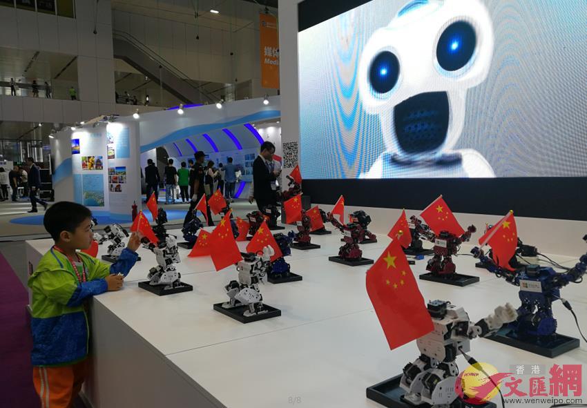 深圳一家企業展示一款教育機器人(記者黃仰鵬 攝)