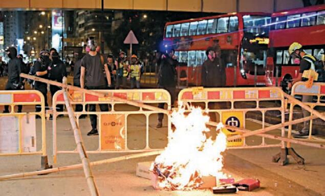 黑衣魔前晚在旺角堵路縱火。 香港文匯報記者 攝