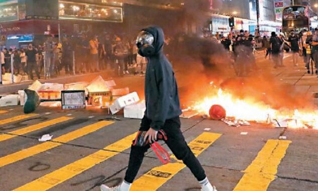 黑衣魔在旺角彌敦道焚燒路障。 香港文匯報記者 攝