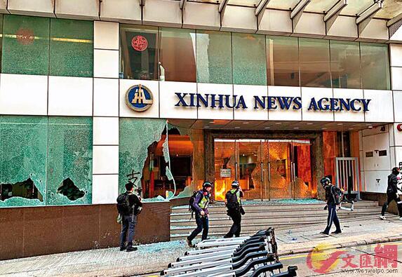 黑衣魔昨日破壞新華社亞太總分社辦公大樓的大門玻璃B閘門A並投擲燃燒彈致大堂內起火C