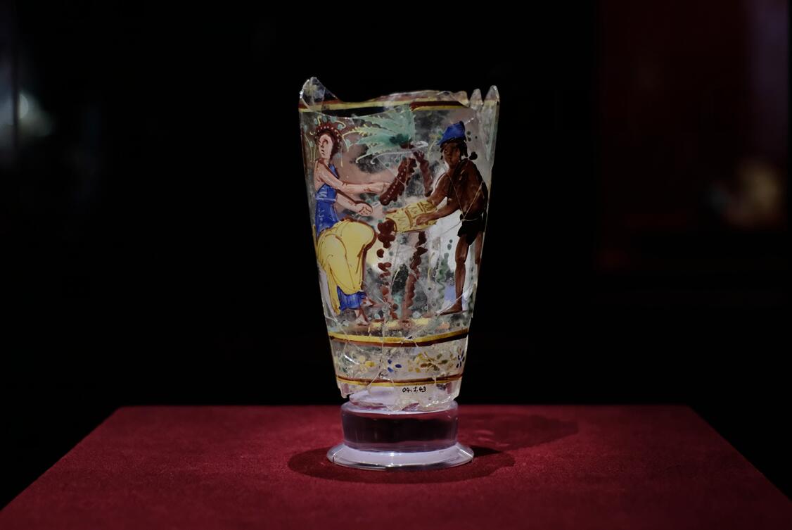 貝格拉姆出土的「彩繪玻璃杯」