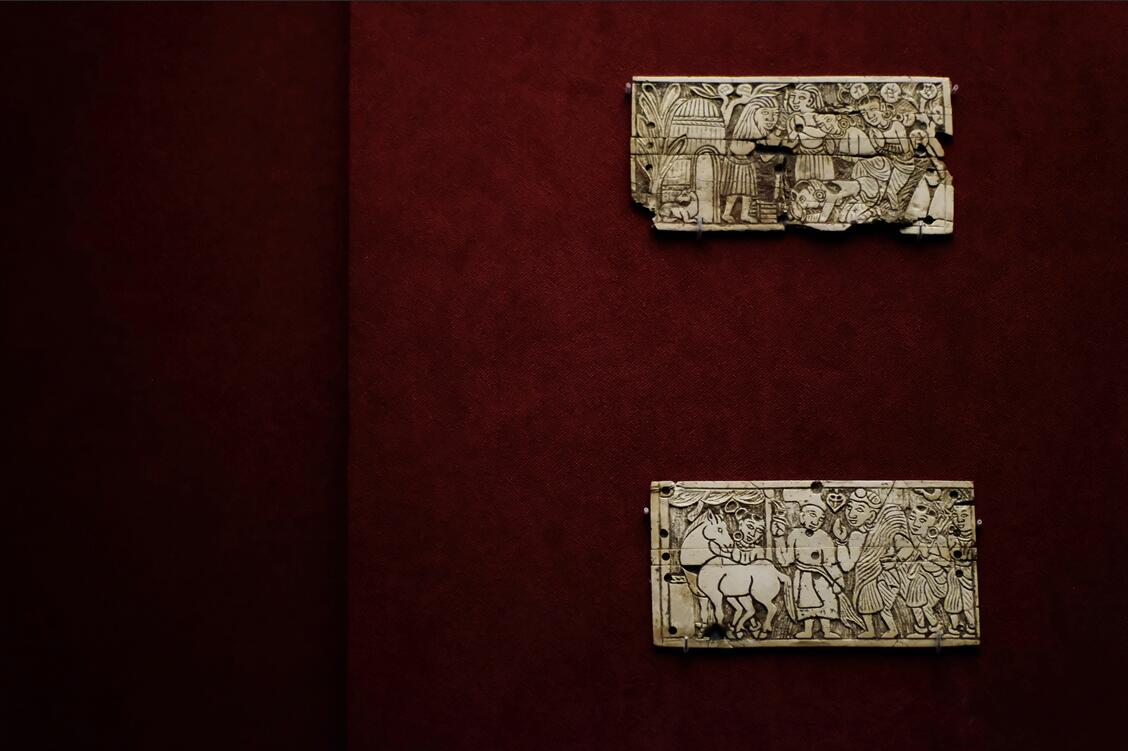 貝格拉姆出土的「佛教《本生經》故事象牙雕板」
