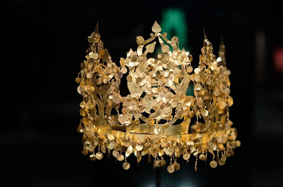 從古墓掘出的「王冠」價值約9000萬元，王冠由打薄了的金片組成，上面有花的圖案