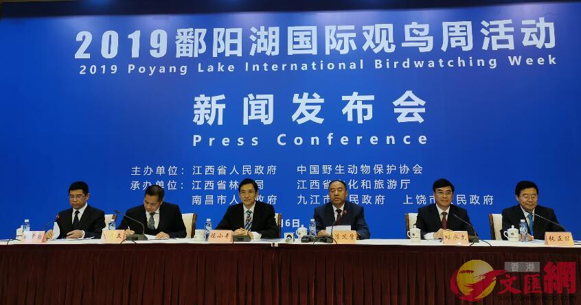 據中國野生動物保護協會會長陳鳳學(右三)介紹A中國是世界上鳥類種類最多的國家之一C記者張帥攝
