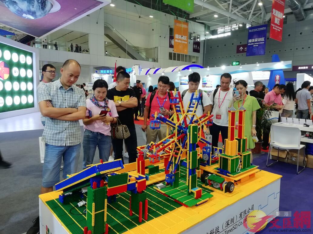 韓端科技研發的教育機器人吸引了大量觀眾駐足觀看(記者李昌鴻 攝)