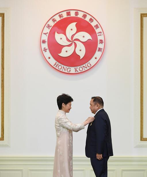 行政長官林鄭月娥今日在香港禮賓府頒授大紫荊勳章予余國春C 
