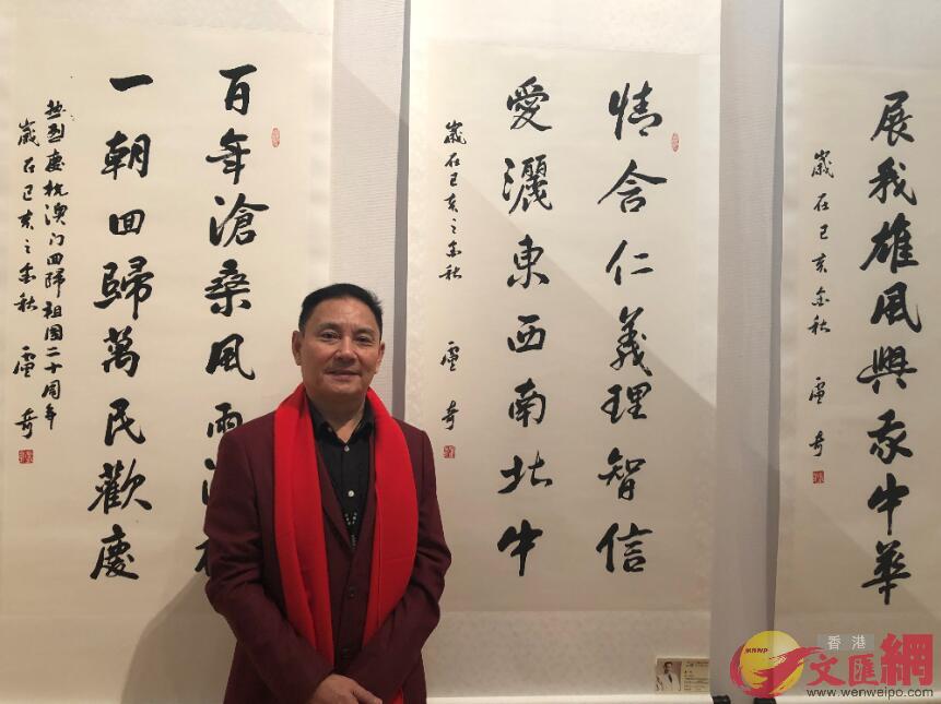 鄧小平主要扮演者B著名影視表演藝術家盧奇與其書法作品C秦占國攝 