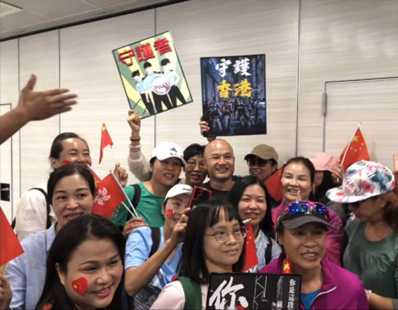 內地和香港網友爭相與來到現場表示感謝的光頭警長劉Sir合照留念。