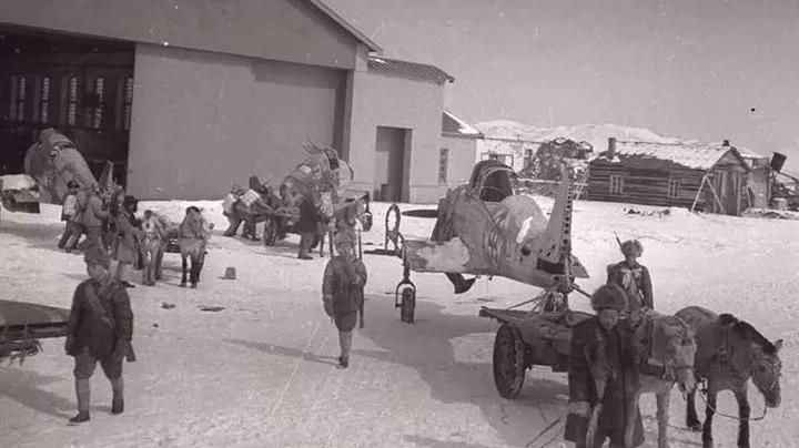 解放軍空軍正式成立前，在東北「撿洋落」獲得飛機