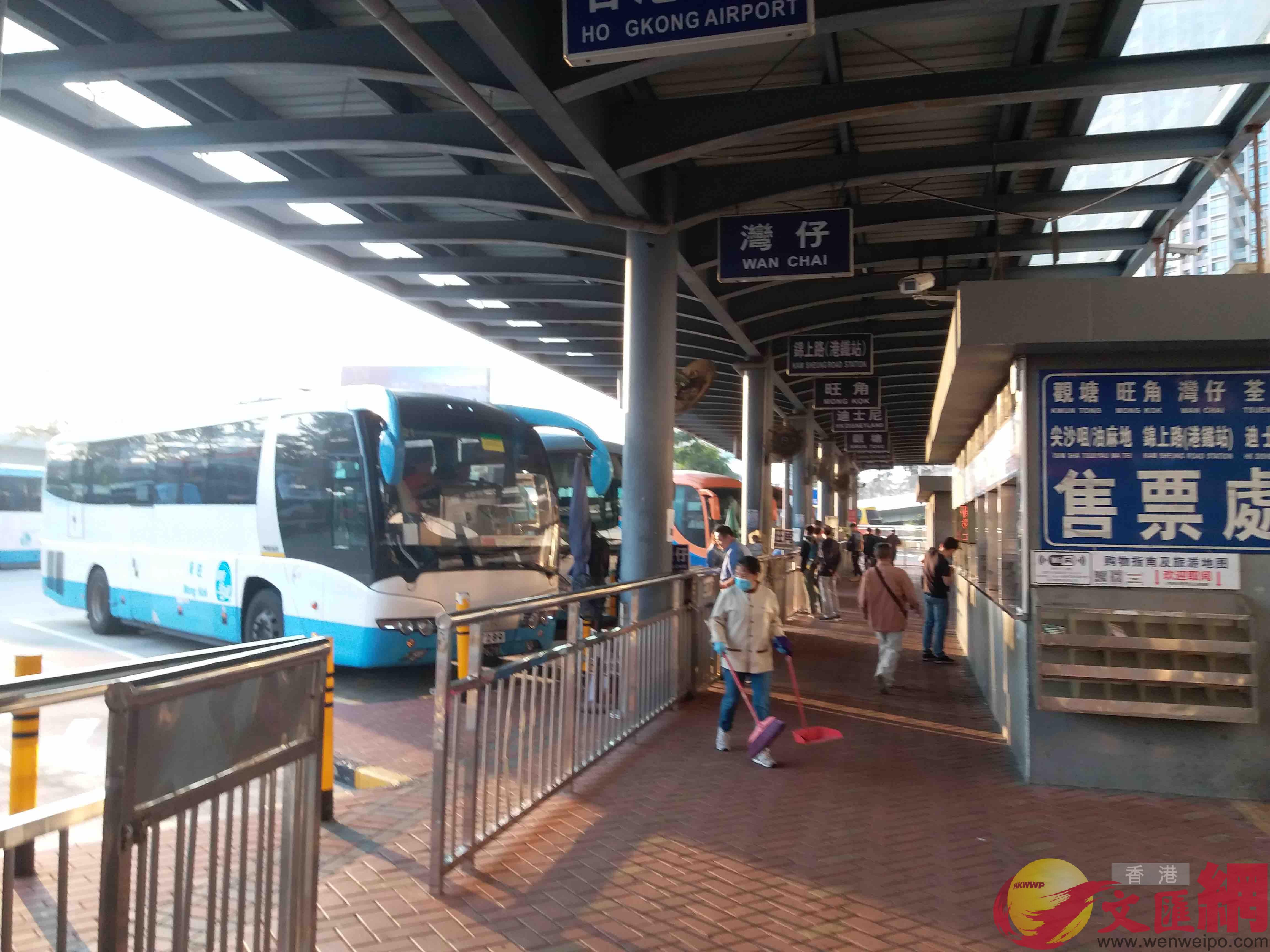 大批旅客在皇崗口岸等候過境巴士（大文全媒體記者攝）
