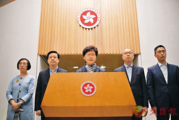 林鄭月娥（左三）批評暴徒行為必須受全社會譴責，強調暴行絕不會得逞。 香港文匯報記者 攝