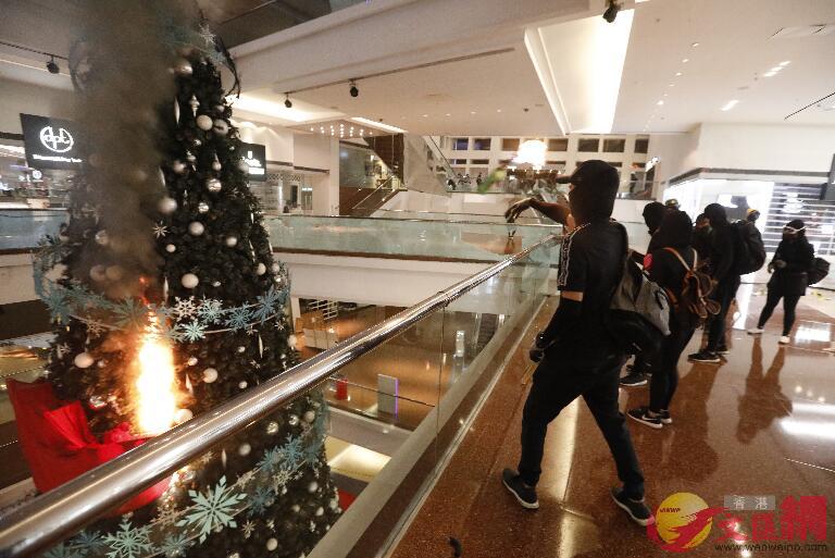 香港九龍塘一商場內聖誕樹被縱火 