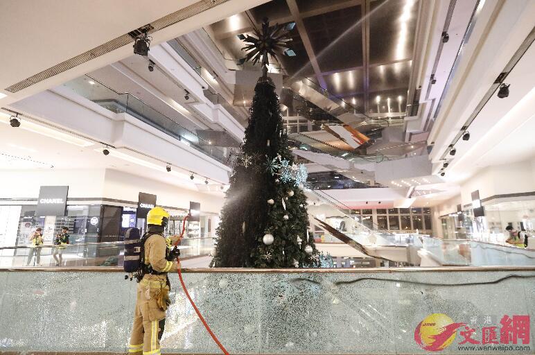 香港九龍塘一商場內聖誕樹被縱火