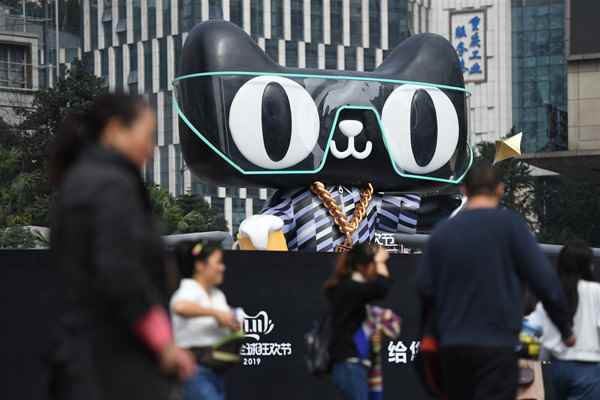 資料圖為重慶街頭擺放的巨型天貓塑像C ]中新社^