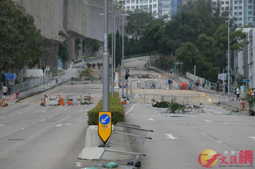 通往香港城市大學的路上被設滿路障C