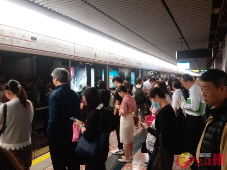 港鐵太子站擠滿了趕著返工返學的市民(大公文匯全媒體記者攝)
