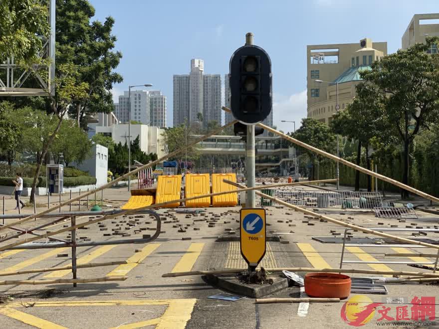 香港浸會大學附近有暴徒掘磚頭設置路障A警方抓捕2人C