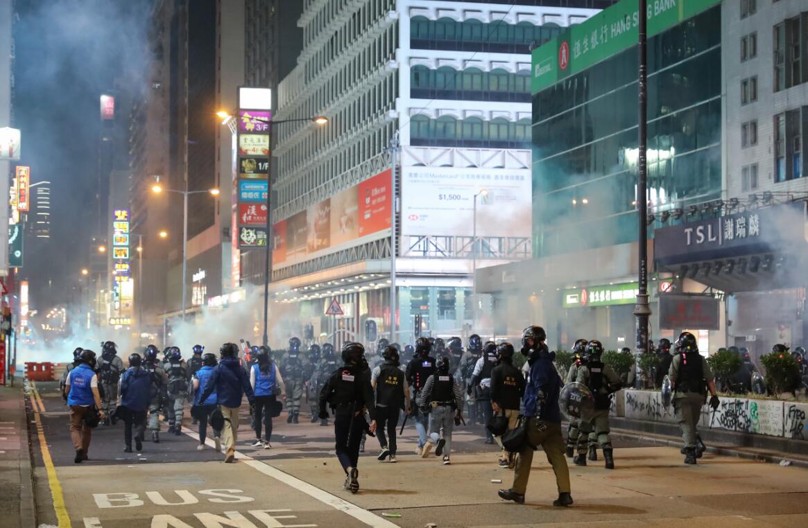11月12日晚A示威者在旺角挖掘地磚A並將一輛停在路邊的巴士輪胎放氣用於堵路C防暴警察施放多枚催淚彈並出動水炮車將示威者驅散C 香港中通社圖片