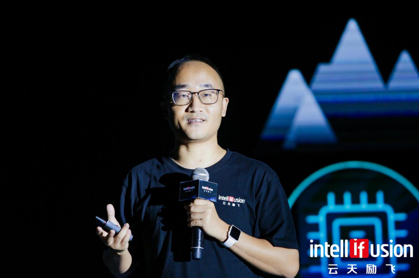 雲天勵飛首席科學家王孝宇在會上提出了u雙11開放AI生態計劃vC