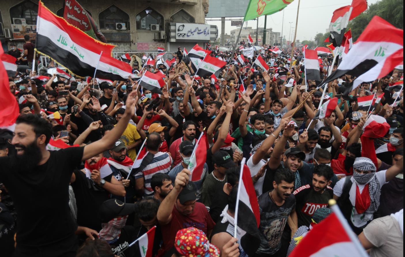 10月25日A示威者在伊拉克巴格達解放廣場參加示威活動C]來源G新華社^