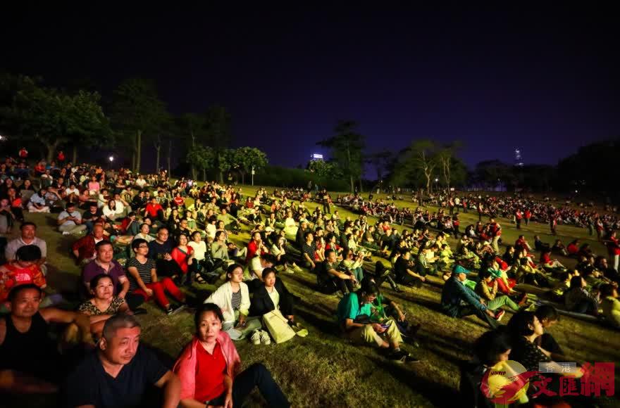 觀眾圍坐在草地上聆聽音樂會C]記者 郭若溪攝^