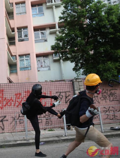 暴徒向屯門湖康警察宿舍展開磚頭攻勢A並塗污外牆C大公文匯傳媒記者 攝