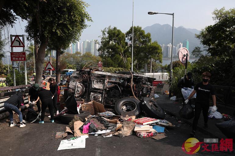 港中大教職員發聲明A要求學校譴責暴徒C圖為暴徒在中大內堵路(香港文匯報資料圖片)