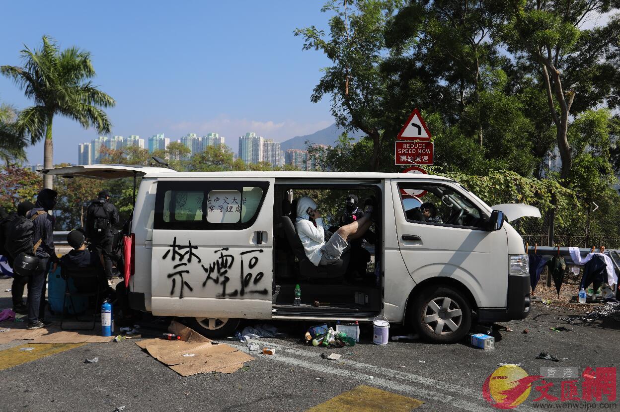 暴徒疑似引爆一輛停在二號橋橋面的客貨車