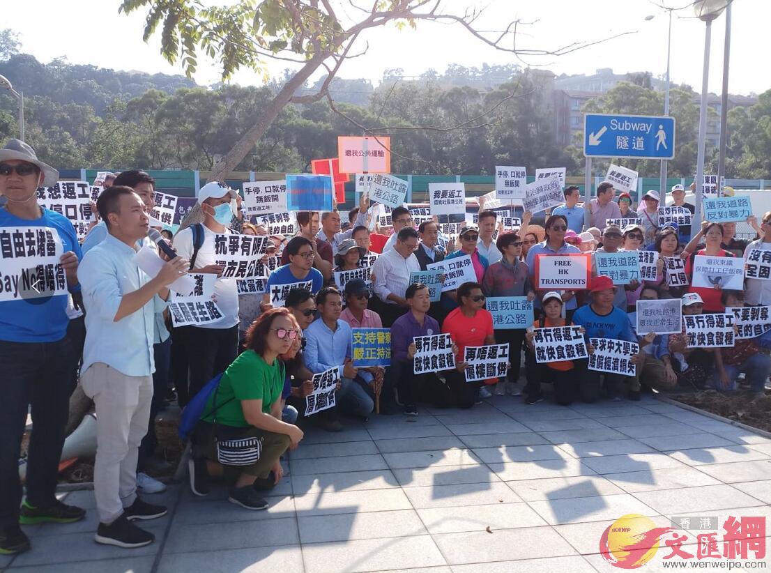 有香港市民今日]15日^自發來到大埔地區舉行u還我吐露港公路v大訴求活動