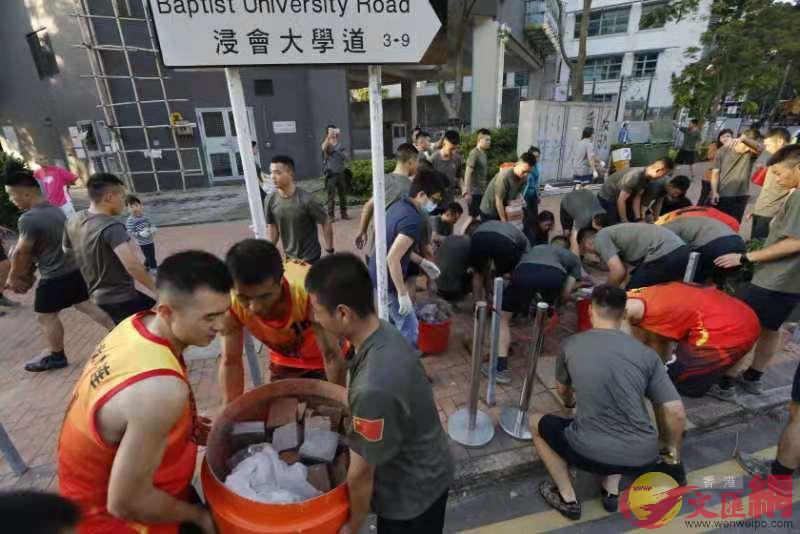 解放軍駐港部隊今日主動清理九龍塘一帶的街道垃圾]大文全媒體記者攝^
