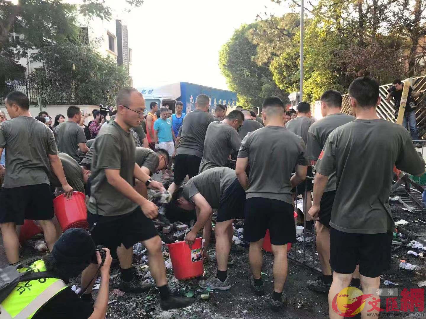 駐港部隊官兵今日協助清理九龍塘街道垃圾]大文全媒體記者攝^