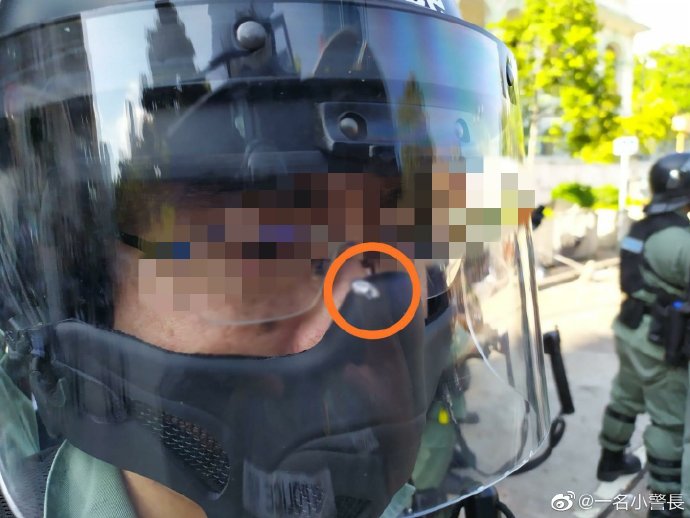 一名防暴警員被暴徒用鋼珠擊中面罩近鼻樑位置]網絡圖片^